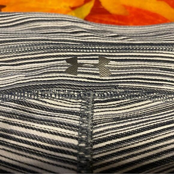 🌺3 for $30🌺UnderArmor Capri Leggings, Gray and White, Size M. (PT08) - Picture 2 of 5